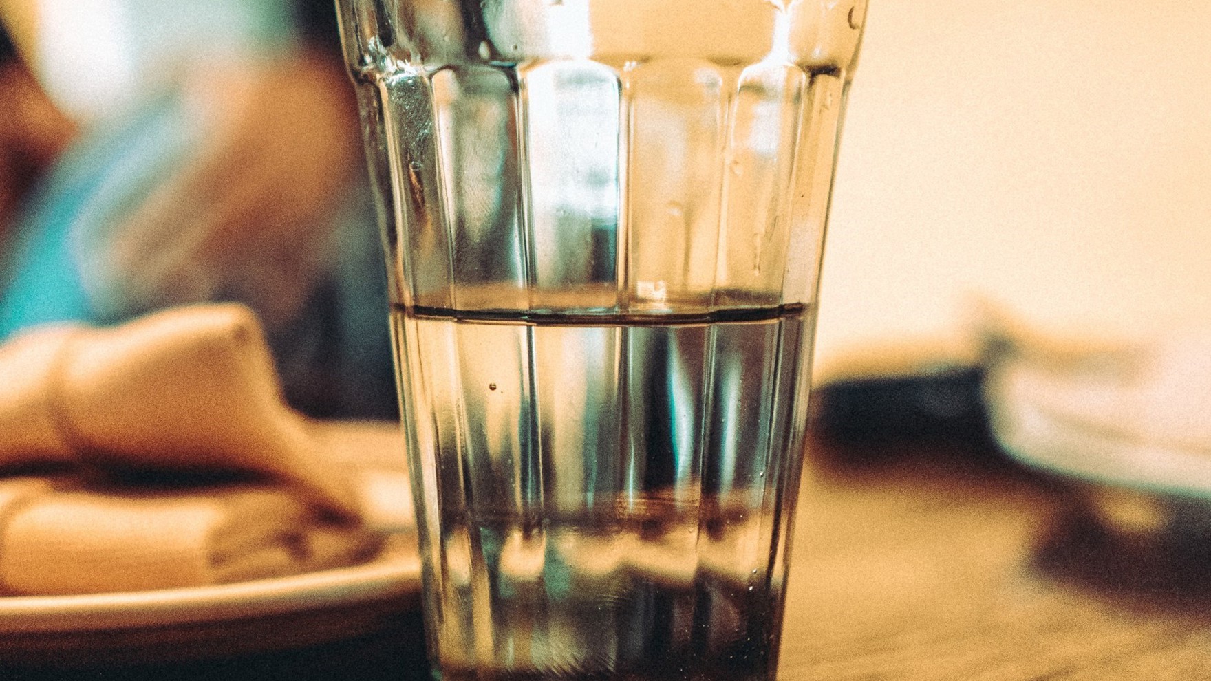 Et glas vand på et bord